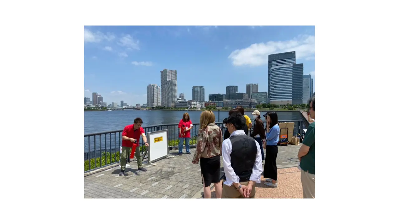 消防訓練では、避難誘導、初期消火、消防通報といった基本動作を参加者にわかりやすく説明する必要があります。この「伝える力」が求められる点が、パフォーマーとして磨いた発声やアドリブ力、感情の乗せ方、相手の反応を読み取る力と驚くほどマッチします。