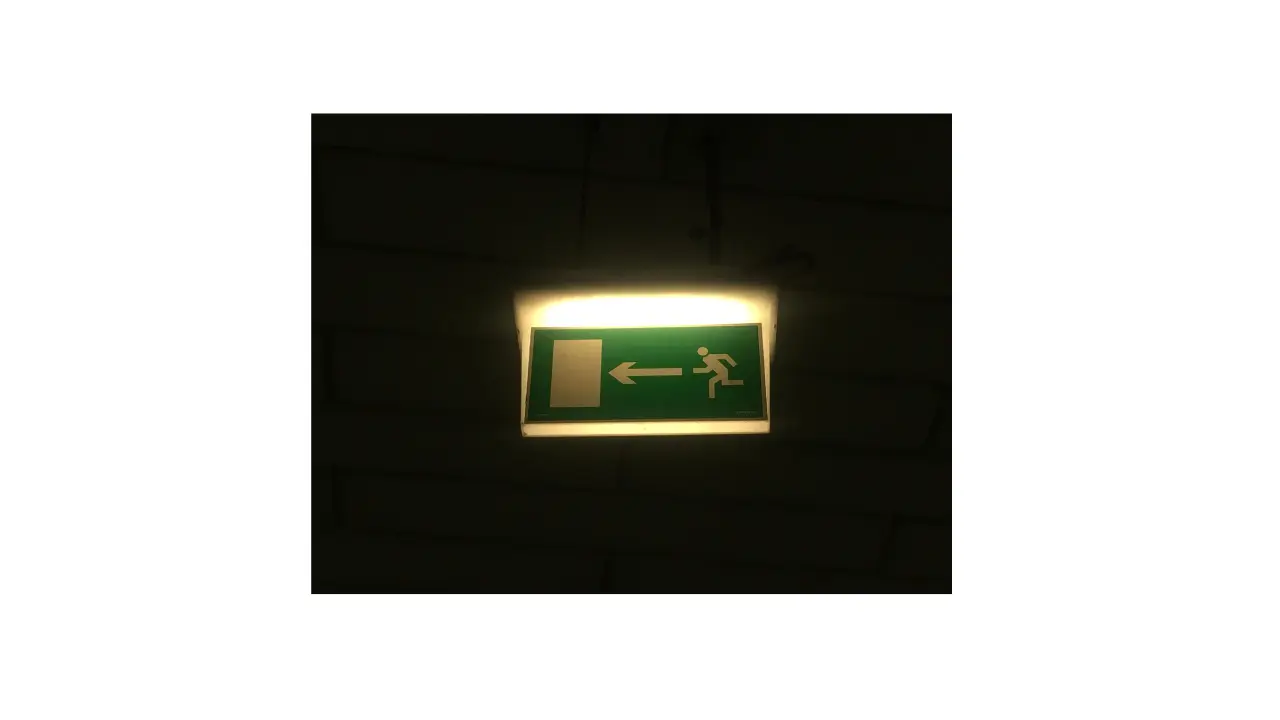 火災と同時に停電が発生した場合、サウナ室を出られたとしても、その後の避難経路を確保できていなければ、安全な避難は成立しません。