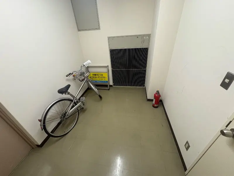 附室は、一般の利用者が頻繁に滞在する場所ではありません。広さがあり、扉で区切られているため、その役割を知らなければ、一瞬、物置や荷物置場のように感じてしまう可能性があります。